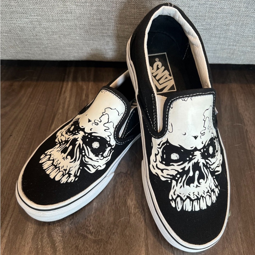 RARE VANS Dark Skull Slip On Canvas Shoes Womens 7 Boys 5 GLOW IN THE DARK!!!
